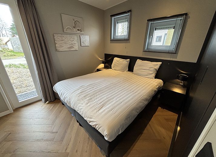 Gemtliches Wohnzimmer im Chalet in Kaatsheuvel, Nordbrabant, mit bequemer Sitzecke und viel Licht.