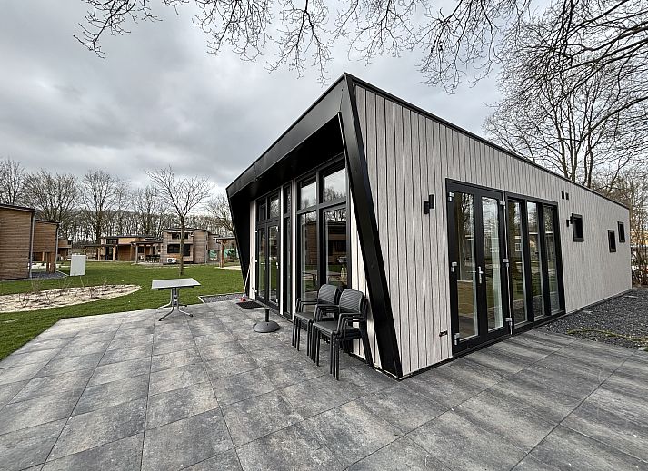 Offene Kche und Essbereich im Chalet in Kaatsheuvel, perfekt fr einen entspannten Urlaub in Hart van Brabant.