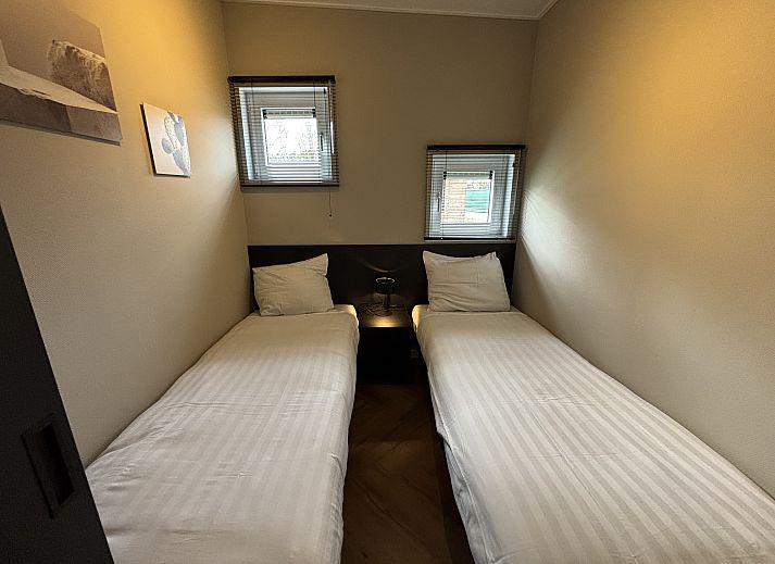 Offene Kche und Essbereich im Chalet in Kaatsheuvel, perfekt fr einen entspannten Urlaub in Hart van Brabant.