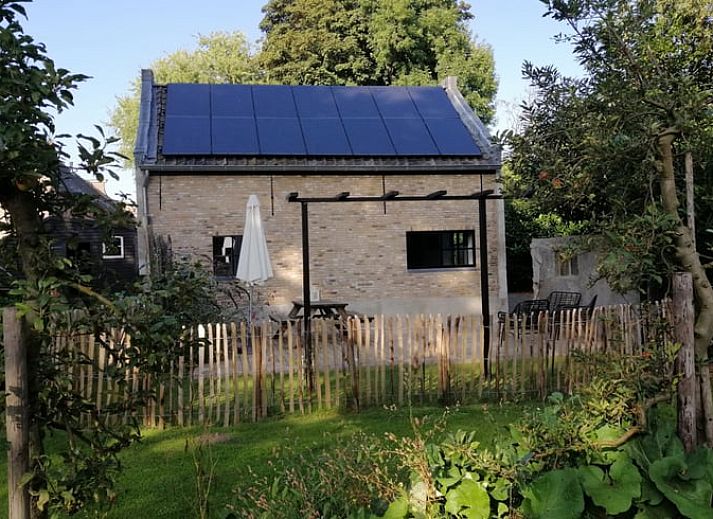 Cottage in Kaatsheuvel, vacation home in Hart van Brabant with sunny garden and solar panels.