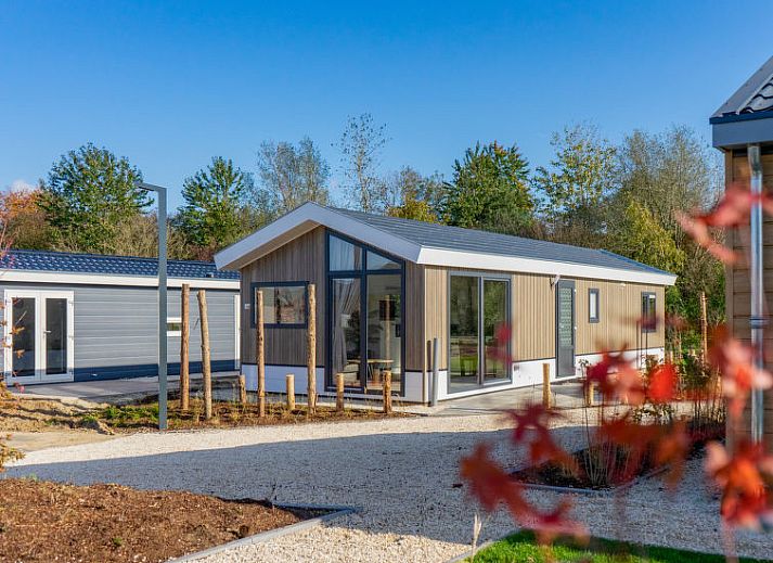 Gezellige woonkamer in Vakantiehuis Velthorst 4, Kaatsheuvel, met veel lichtinval en moderne inrichting.