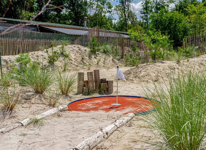 Gezellige woonkamer in Vakantiehuis Velthorst 4, Kaatsheuvel, met veel lichtinval en moderne inrichting.