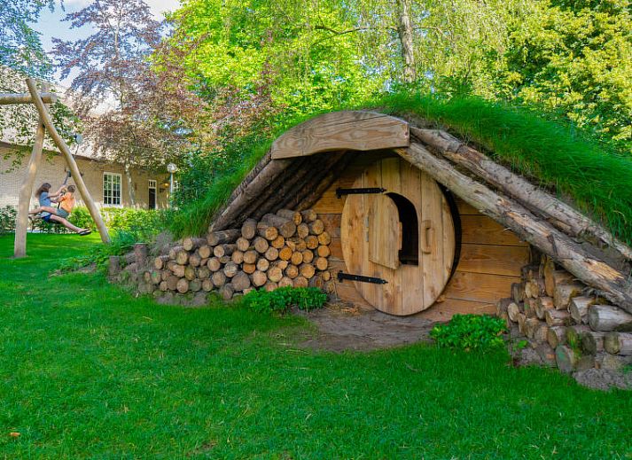 Gezellige woonkamer in Vakantiehuis Velthorst 4, Kaatsheuvel, met veel lichtinval en moderne inrichting.
