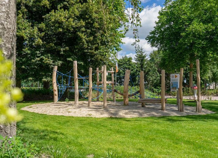 Gezellige woonkamer in Vakantiehuis Velthorst 4, Kaatsheuvel, met veel lichtinval en moderne inrichting.