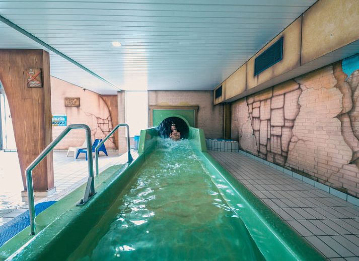 Open keuken en comfortabele zithoek in Vakantiehuis Velthorst 4, ideaal voor een ontspannen verblijf in Kaatsheuvel.