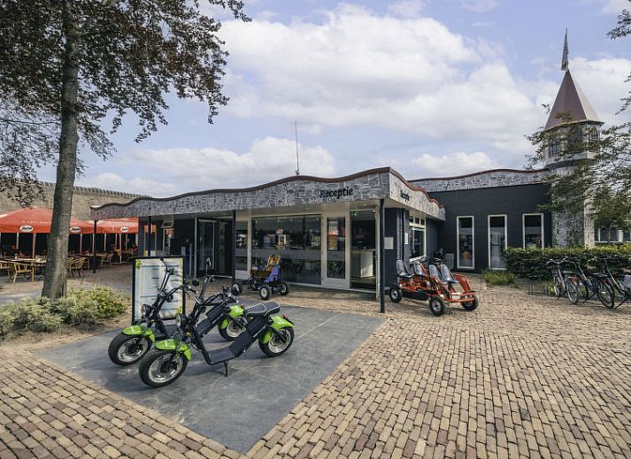 Eetruimte in Vakantiehuis Velthorst 4, Kaatsheuvel, met stijlvol houten meubilair en uitzicht op de tuin.