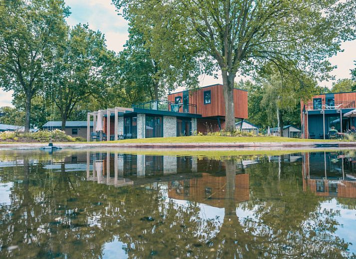 Buitenzwembad met glijbaan bij Vakantiehuis Velthorst 4, perfect voor familievakanties in Kaatsheuvel.