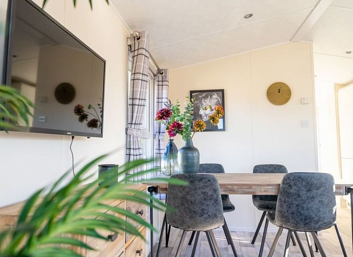 Vakantiehuis Berkel 4 in Kaatsheuvel, Noord Brabant, biedt een charmante buitenaanblik met houten exterieur en groene omgeving.