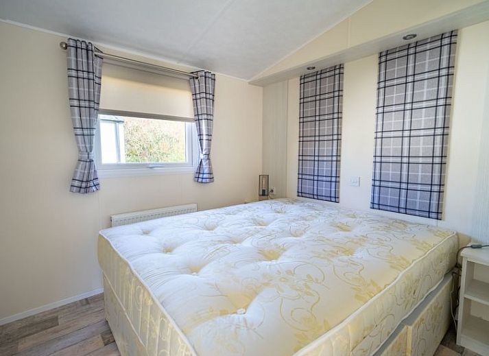 Gezellige eetruimte in Vakantiehuis Berkel 4, Kaatsheuvel, Hart van Brabant, met moderne inrichting en kleurrijke bloemen.