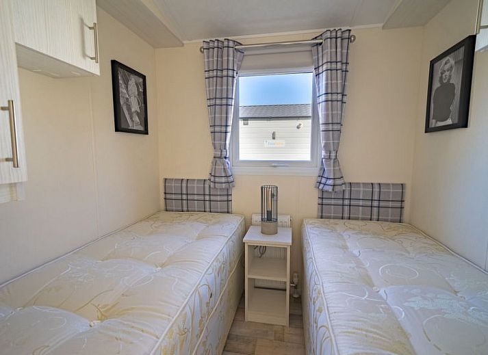 Gezellige eetruimte in Vakantiehuis Berkel 4, Kaatsheuvel, Hart van Brabant, met moderne inrichting en kleurrijke bloemen.