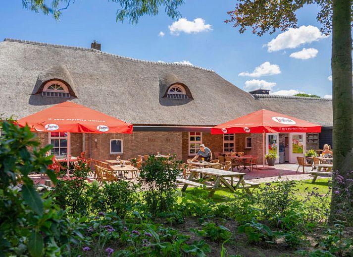 Moderne keuken in Vakantiehuis Berkel 4, Kaatsheuvel, Noord Brabant, met strakke witte kasten en uitzicht op de woonkamer.