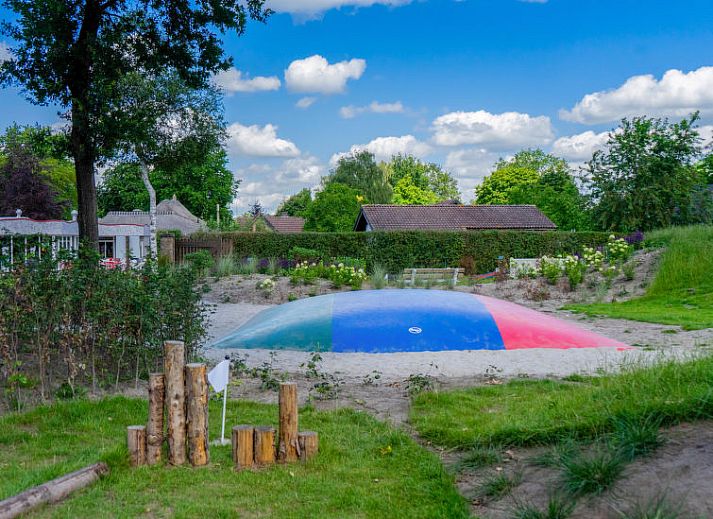 Moderne keuken in Vakantiehuis Berkel 4, Kaatsheuvel, Noord Brabant, met strakke witte kasten en uitzicht op de woonkamer.