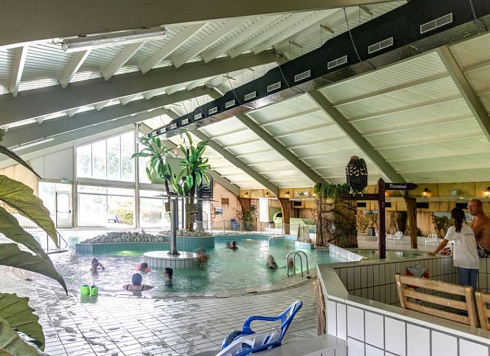 Lichte leefruimte in Vakantiehuis Berkel 4, Kaatsheuvel, met comfortabele meubels en veel natuurlijk licht.