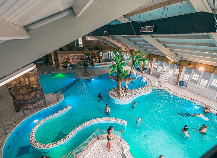 Buitenzwembad met glijbaan bij Vakantiehuis Berkel 4 in Kaatsheuvel, ideaal voor familievakanties in Noord Brabant.