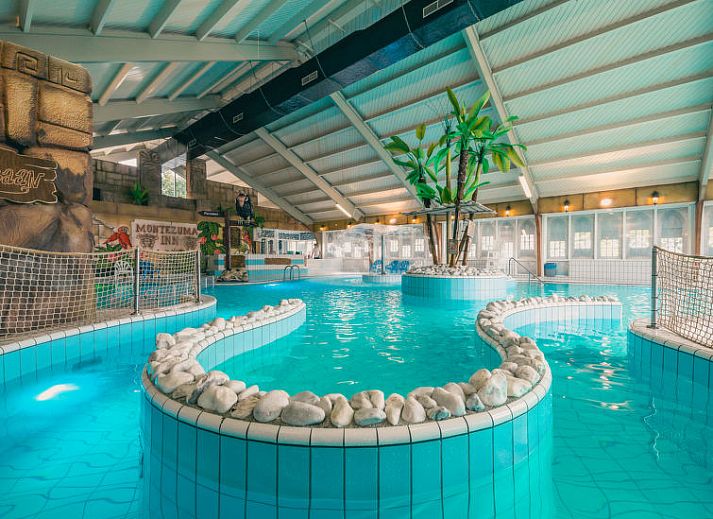 Buitenzwembad met glijbaan bij Vakantiehuis Berkel 4 in Kaatsheuvel, ideaal voor familievakanties in Noord Brabant.