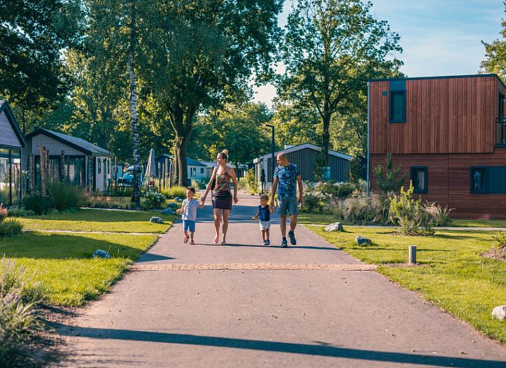 Buitenzwembad met glijbaan bij Vakantiehuis Berkel 4 in Kaatsheuvel, ideaal voor familievakanties in Noord Brabant.