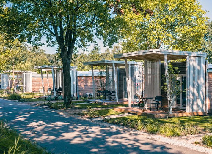 Stijlvolle buitenkant van Vakantiehuis Berkel 4 in Kaatsheuvel, Noord Brabant, omgeven door natuur en rust.