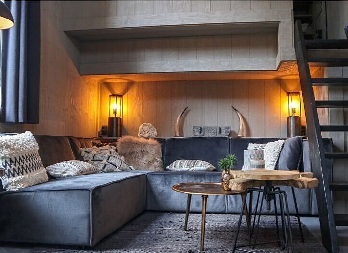 Gemtlicher Innenraum eines freistehenden Hauses in Kaatsheuvel, Nordbrabant, mit stimmungsvollen Kerzen und komfortabler Einrichtung.