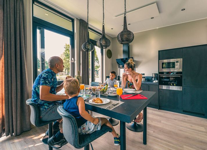 Kind geniet van eenden in de tuin van Vakantiehuis Just Nature 4 in Kaatsheuvel, Hart van Brabant.