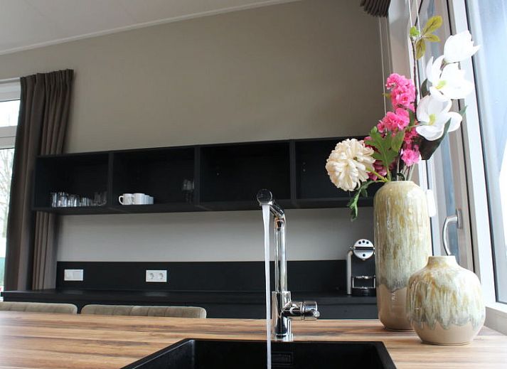 Kind geniet van eenden in de tuin van Vakantiehuis Just Nature 4 in Kaatsheuvel, Hart van Brabant.