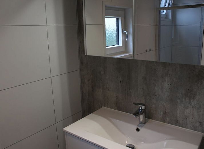 Gezellige woonkamer van Vakantiehuis Just Nature 4 in Kaatsheuvel, Hart van Brabant, met comfortabele zitplaatsen.