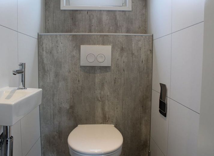 Gezellige woonkamer van Vakantiehuis Just Nature 4 in Kaatsheuvel, Hart van Brabant, met comfortabele zitplaatsen.