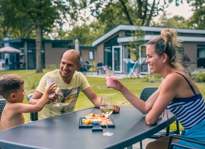 Sfeervolle slaapkamer met tweepersoonsbed in Vakantiehuis Just Nature 4, Kaatsheuvel, Hart van Brabant.