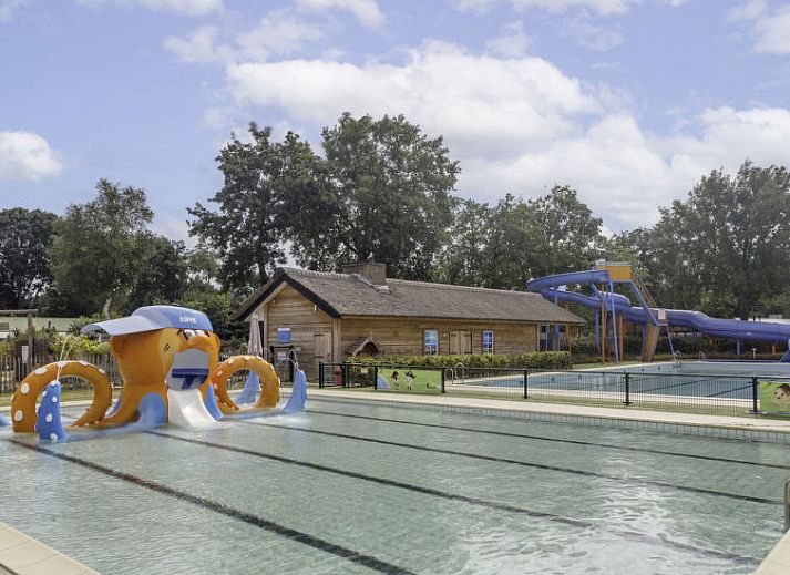 Gezin geniet van ontbijt in de keuken van Vakantiehuis Just Nature 4, Kaatsheuvel, Hart van Brabant.