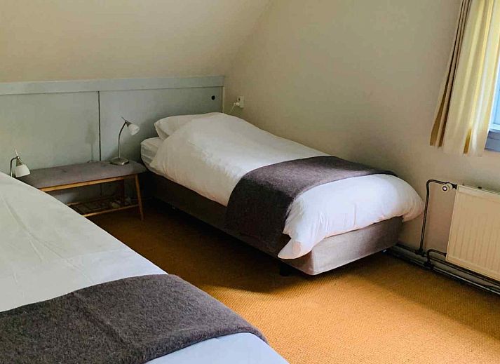 Schlafzimmer mit zwei Einzelbetten im Ferienhaus NB017, Vught, Noord Brabant.