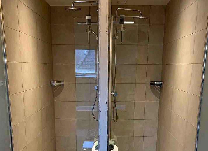 Gemuetliches Wohnzimmer im Ferienhaus NB017, Vught, mit bequemer Sitzecke und grossen Fenstern.