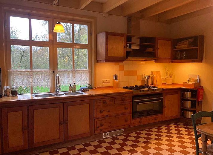 Esszimmer im Ferienhaus NB017, Vught, mit grossem Tisch und Gartenblick.