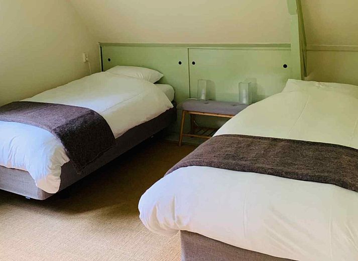 Esszimmer im Ferienhaus NB017, Vught, mit grossem Tisch und Gartenblick.