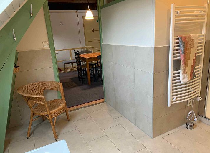 Esszimmer im Ferienhaus NB017, Vught, mit grossem Tisch und Gartenblick.