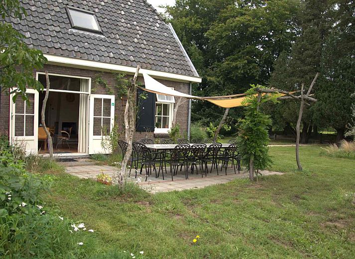 Esszimmer im Ferienhaus NB017, Vught, mit grossem Tisch und Gartenblick.