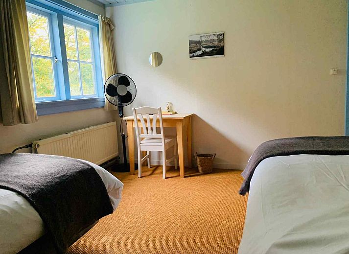 Geraeumiges Esszimmer im Ferienhaus NB017, Vught, mit Zugang zur Terrasse und Blick auf die Natur.