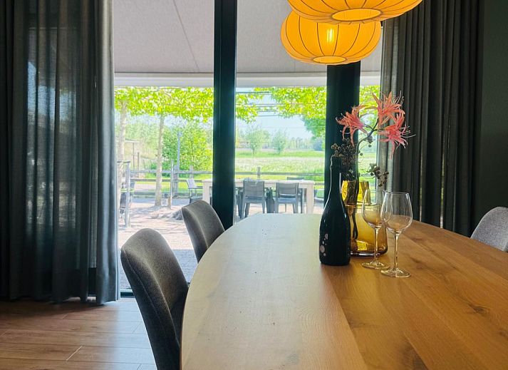 Modernes Esszimmer im Ferienhaus NB136 in Schijndel, mit stimmungsvoller Dekoration.