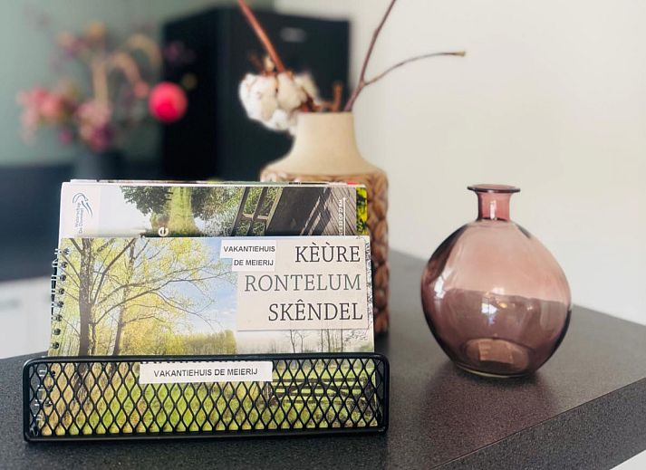 Modernes Esszimmer im Ferienhaus NB136 in Schijndel, mit stimmungsvoller Dekoration.