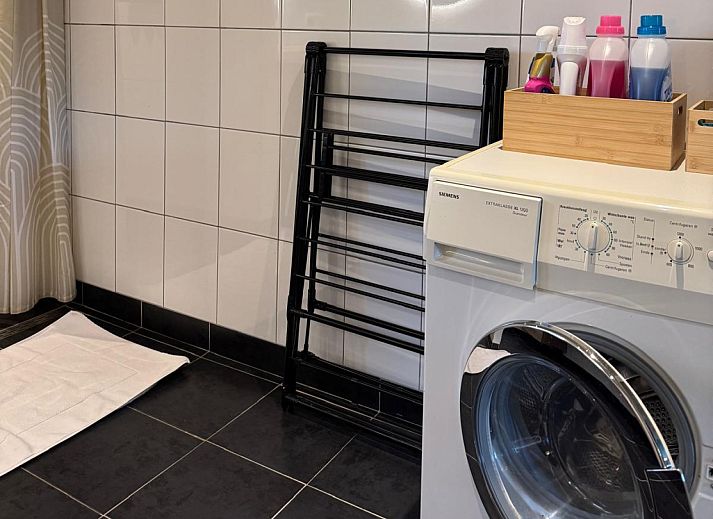 Modernes Esszimmer im Ferienhaus NB136 in Schijndel, mit stimmungsvoller Dekoration.