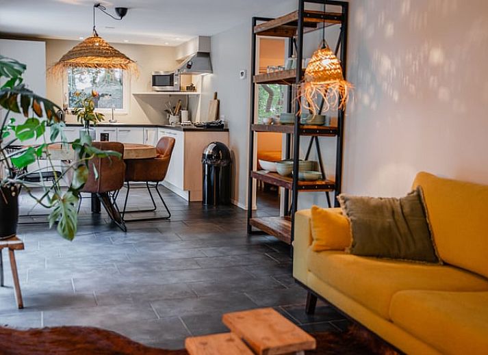 Moderne Kueche im Ferienhaus in Leende, Nordbrabant, komplett mit Geraeten und Blick auf die Natur.