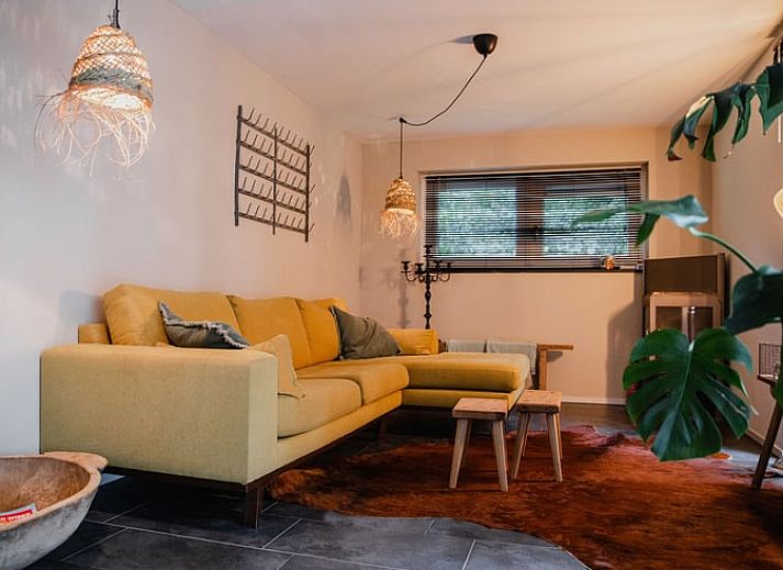 Moderne Kueche im Ferienhaus in Leende, Nordbrabant, komplett mit Geraeten und Blick auf die Natur.