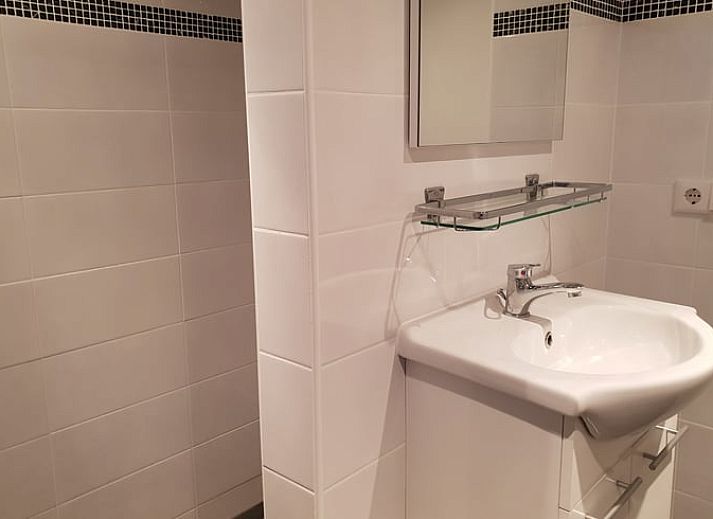 Stilvolle Kueche in einem Ferienhaus in Leende, Nordbrabant, mit modernen Annehmlichkeiten und viel natuerlichem Licht.