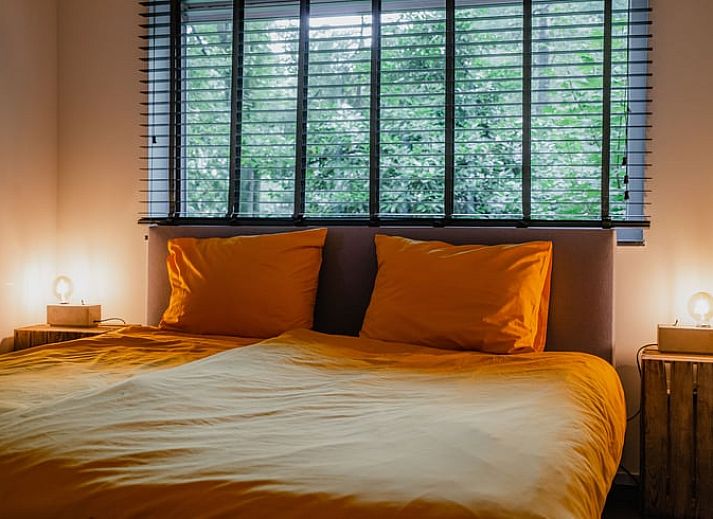 Stilvolle Kueche in einem Ferienhaus in Leende, Nordbrabant, mit modernen Annehmlichkeiten und viel natuerlichem Licht.