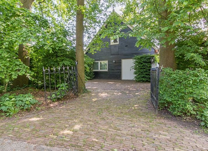 Vakantiehuisje in Sleeuwijk omringd door groene natuur, ideaal voor een ontspannen verblijf in Hart van Brabant, Noord Brabant.