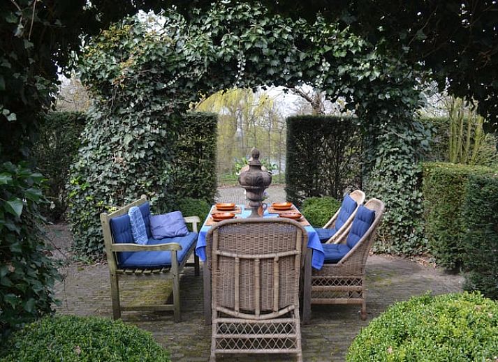 Vakantiehuisje in Sleeuwijk omringd door groene natuur, ideaal voor een ontspannen verblijf in Hart van Brabant, Noord Brabant.