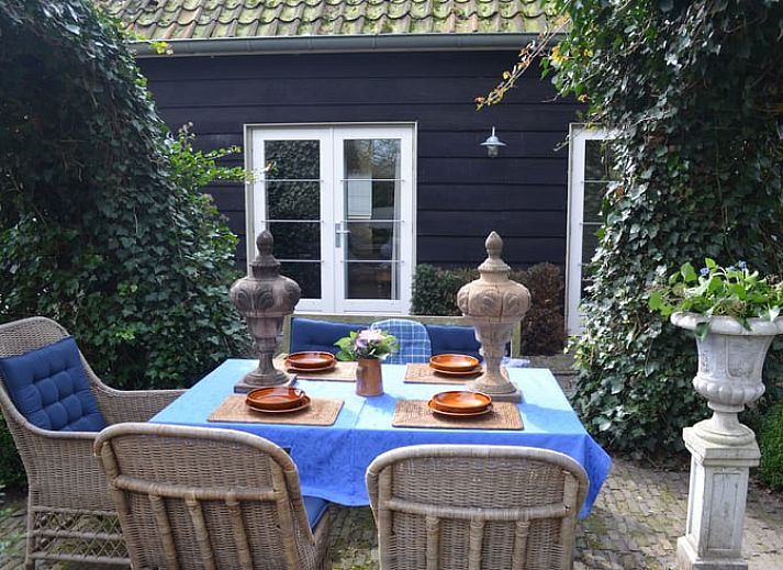 Vakantiehuisje in Sleeuwijk omringd door groene natuur, ideaal voor een ontspannen verblijf in Hart van Brabant, Noord Brabant.