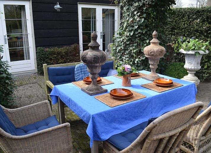 Vakantiehuisje in Sleeuwijk omringd door groene natuur, ideaal voor een ontspannen verblijf in Hart van Brabant, Noord Brabant.