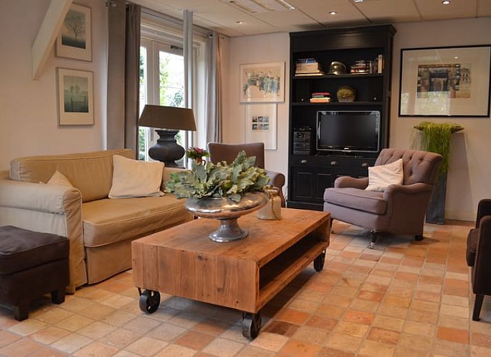 Geniet van de serene tuin met zithoek bij Vakantiehuisje in Sleeuwijk, Hart van Brabant, Noord Brabant.