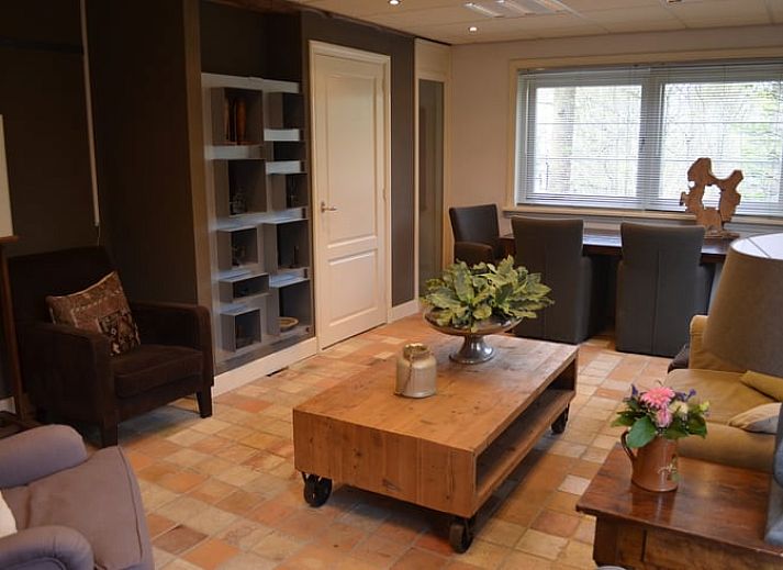 Geniet van de serene tuin met zithoek bij Vakantiehuisje in Sleeuwijk, Hart van Brabant, Noord Brabant.