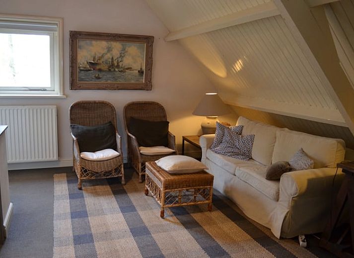 Geniet van een sfeervol terras bij Vakantiehuisje in Sleeuwijk, Hart van Brabant, Noord Brabant, omringd door groene natuur.