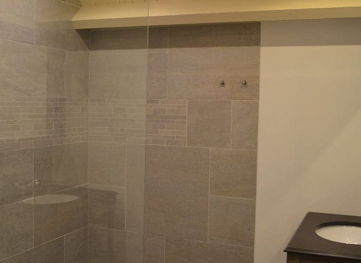 Gezellig terras bij Vakantiehuisje in Sleeuwijk, Noord Brabant, met rustieke eettafel en comfortabele stoelen omringd door groene natuur.